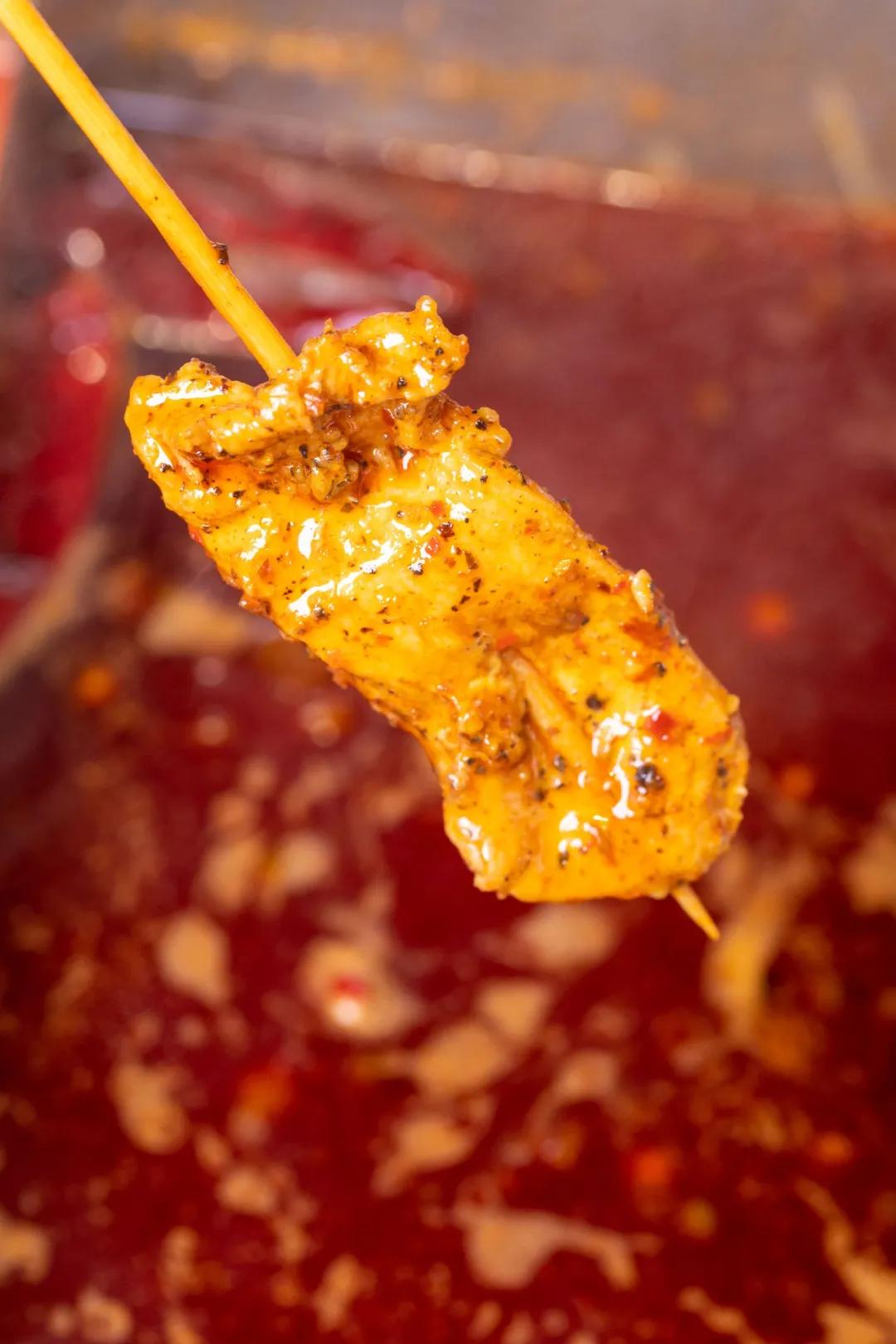 只此一家的牛腩串串火锅C位出道，19块9请你放肆开涮