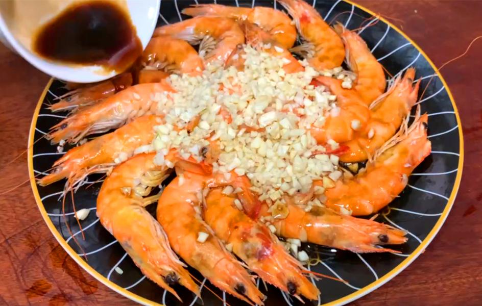 水煮大虾时,直接下锅煮是错误的,牢记2个诀窍,大虾鲜嫩还不腥