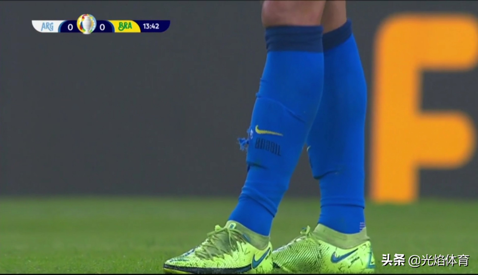 梅西进球内马尔被砸,内马尔球袜脚被踢破