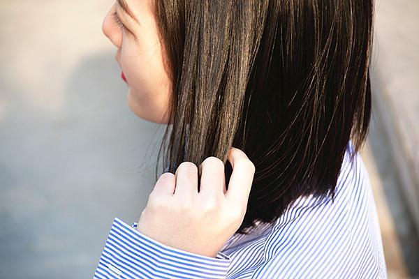 头皮发痒一抓就掉头发怎么回事,头皮痒一抓就起包咋回事