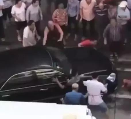 男子深夜酒驾撞上路边车当场惨死,男子酒驾撞人后逃逸巡逻现场实录