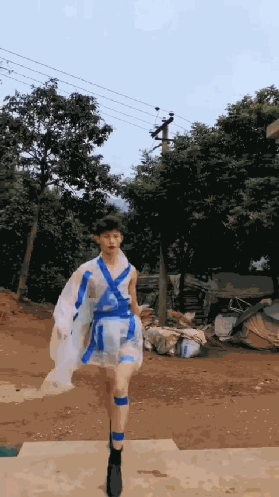 被国人嘲讽，却在国外封神！农村小伙成国际超模，打脸所有嘲笑者