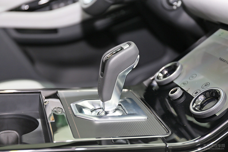 路虎揽胜极光对比同级别bba质量,路虎揽胜极光新一代测评视频