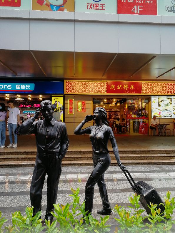 深圳东门批发衣服,买衣服去深圳哪里实体店