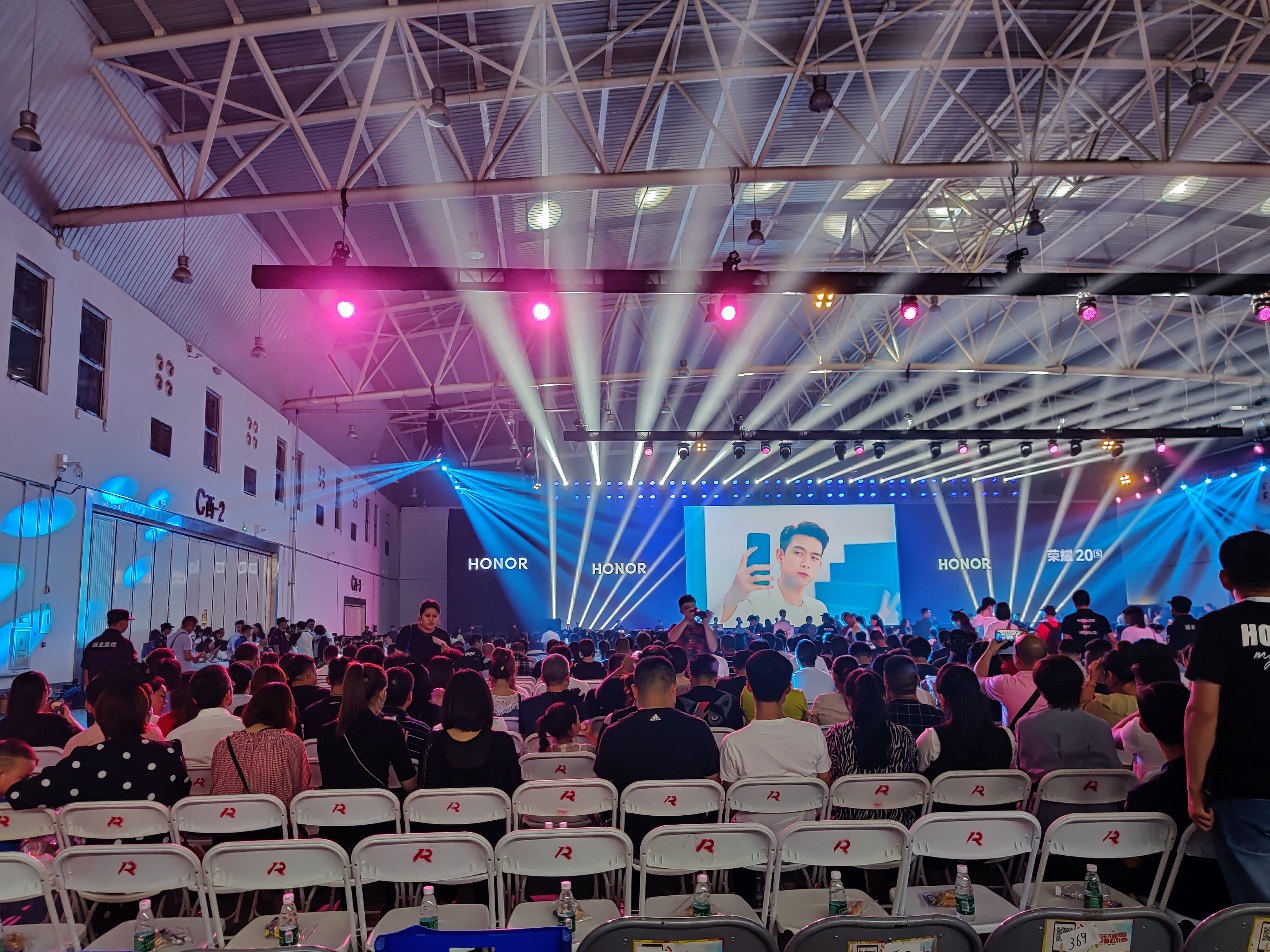 现男友同款创新自拍手机荣耀20s正式发布，仅1899元起售