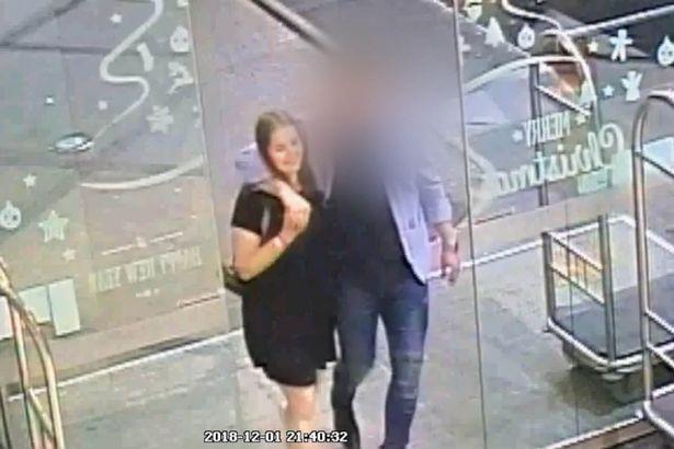 英22岁女子密约男友死亡，男友拍下七张私密尸照，称激情窒息致死