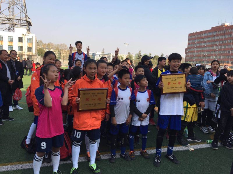 许昌市建设路小学在“市长杯”校园足球联赛中夺取男女生双冠军