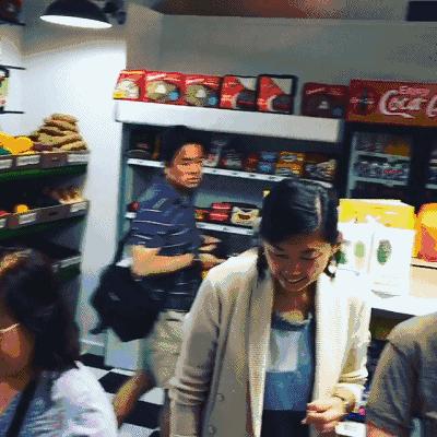 艺术家用一块布打造便利店、情趣用品店...生意却异常火爆