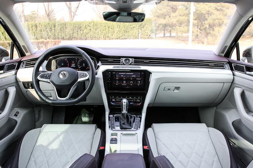 帕萨特迈腾哪个更有档次一点,帕萨特迈腾到底哪个贵