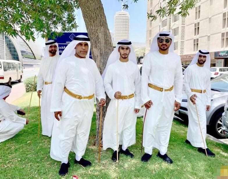 迪拜王子5亿超跑速度比飞机快,一看内饰:方向盘都没,驮着开?