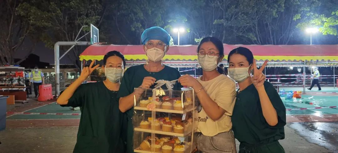 抗疫战场党旗飘扬,抗疫党旗在风雪中飘扬