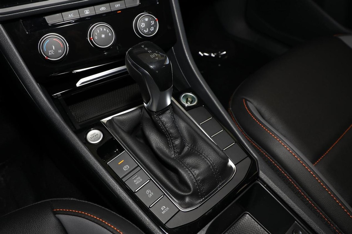 新款速腾1.4t底盘和座椅空间,油耗5.6升大众速腾