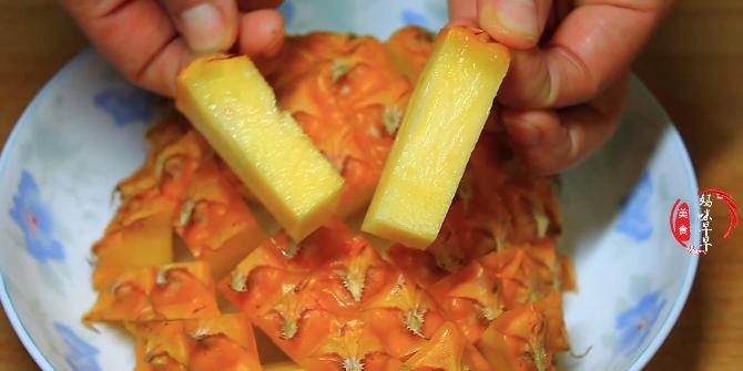 如何用家里的菜刀削菠萝,用菜刀怎么给菠萝削皮