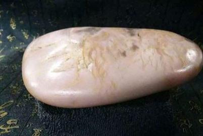 带直闪石的黑青玉籽料,直闪石籽料价格表