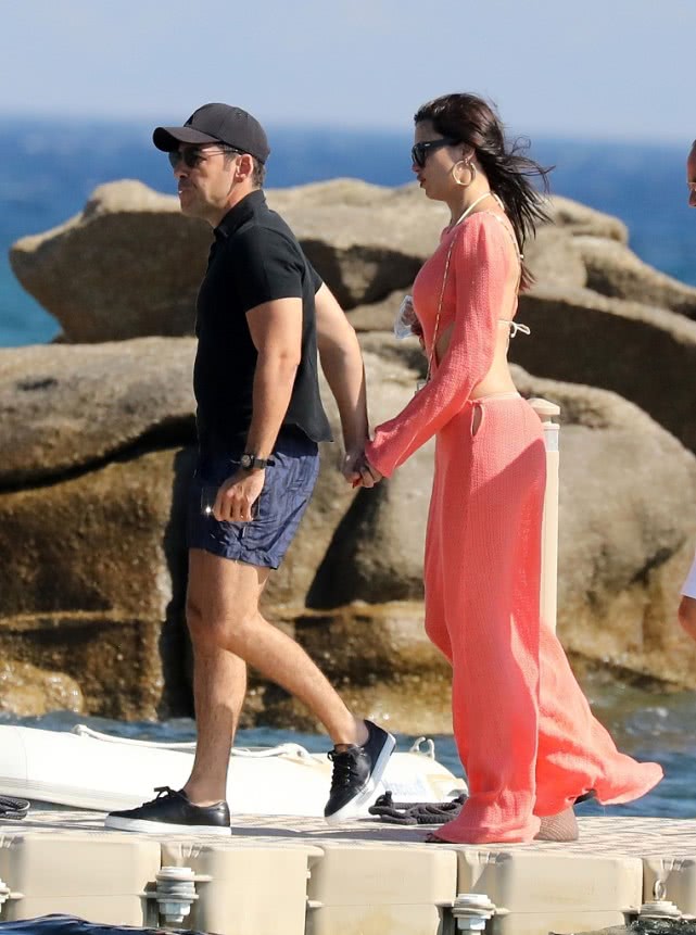 利马穿着深v礼服,超模利马她的腰真的有那么白吗