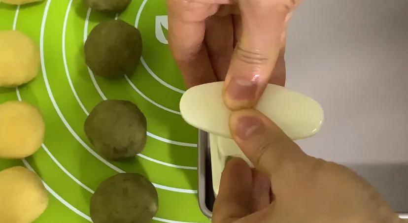 夏日解暑的绿豆凉糕非常香甜软糯,绿豆糕怎么做细腻不开裂