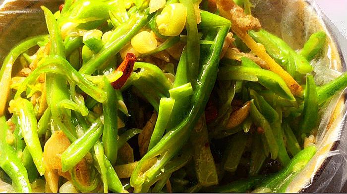 20年大厨说漏嘴，芸豆炒肉丝时，芸豆最忌直接炒，难怪不入味发黑