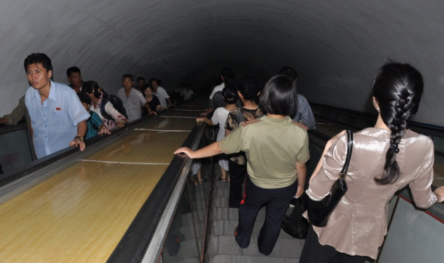 朝鲜人很少吃牛肉，出行主要靠双腿和公交车