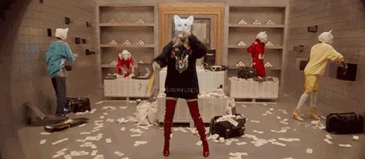 快get百搭卫衣穿出时髦和前卫,怎么把颜色鲜亮的卫衣穿出时尚感