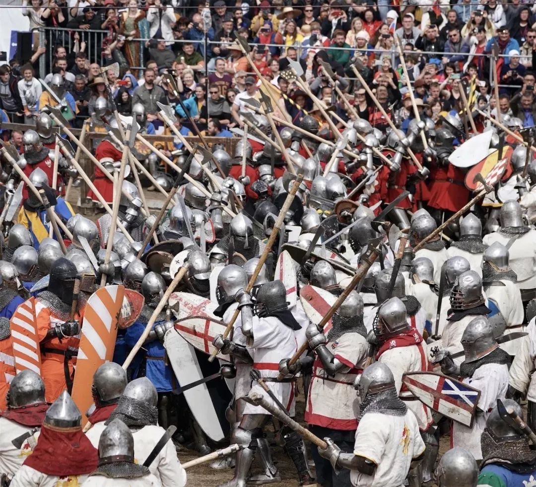 身披黄金战甲手拿关公刀,身披铠甲手执利剑