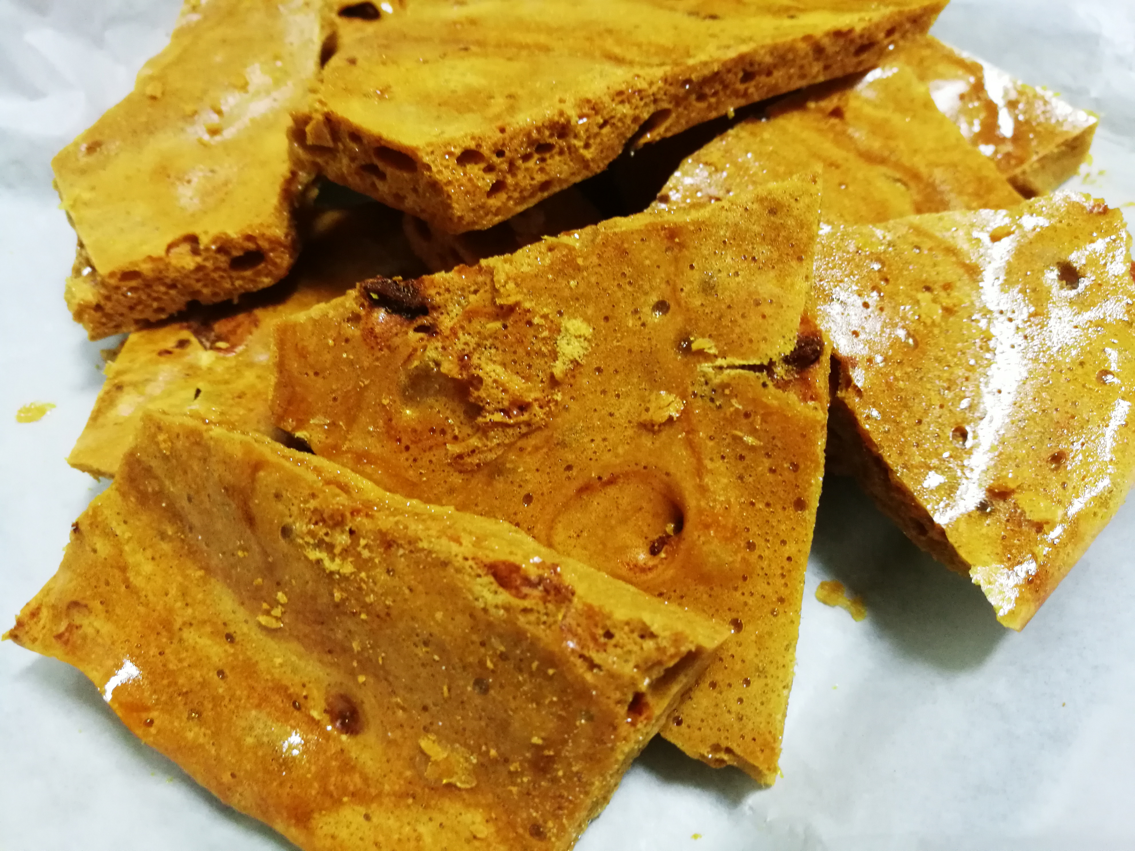 白糖熬的糖浆一放水里成冰块了,白糖熬成糖浆放凉再熬又变成白糖