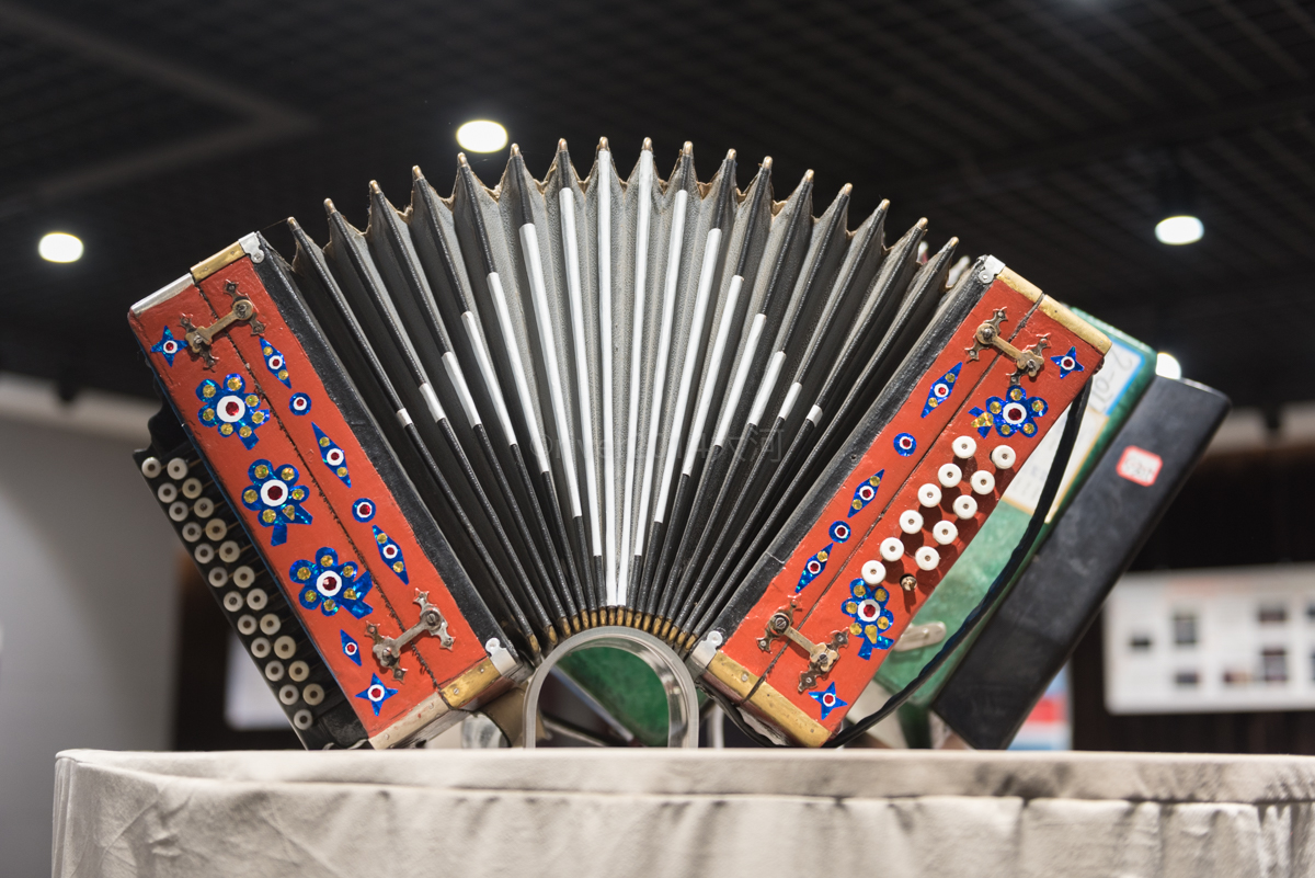 *疆新**有一座低调的手风琴之城，博物馆收藏一千多架手风琴