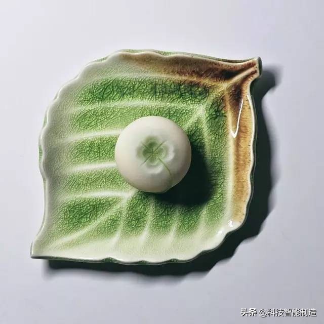 他说自己不是日本匠人，而是和果子艺术家，他做的和果子不忍吃掉