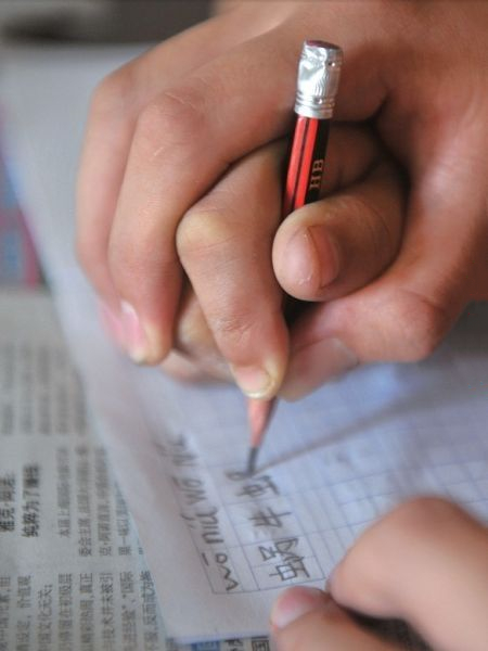 孩子被罚写罗字,被老师罚抄课文100遍