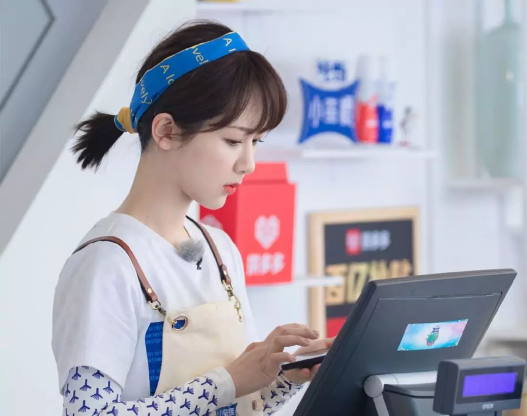 能把头发卷起来的发饰怎么戴,可以让两边头发蓬松起来的发饰