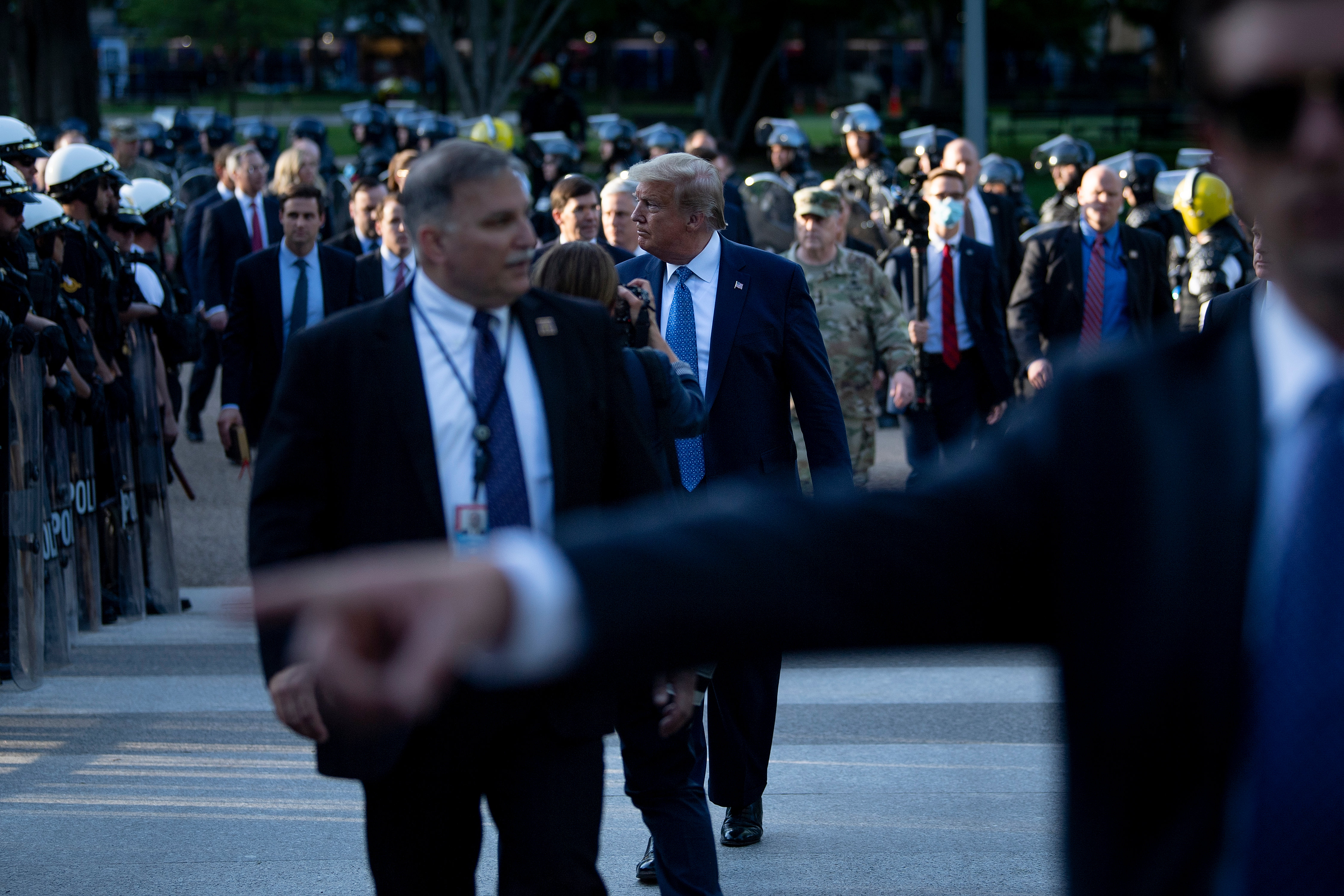 特朗普庭审内外麻烦事不断,特朗普处理伊朗问题