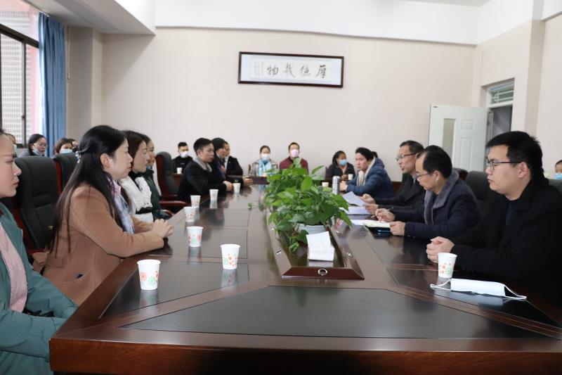 邻水县英才实验学校召开家长培训及家长会。