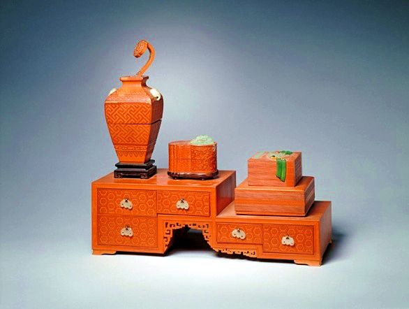 相比国之重器，形微体轻的文具盒同样反映了不同时代的美学风尚