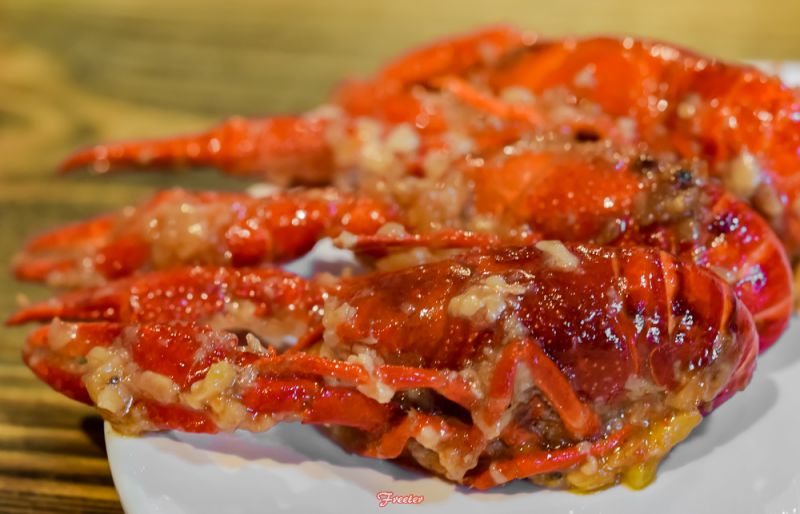 蒜蓉小龙虾肉质q弹吮指美味,充满味蕾的蒜香小龙虾