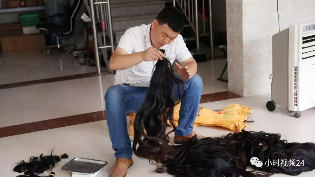 妈妈化疗女儿剪头发做假发,张大哥假发