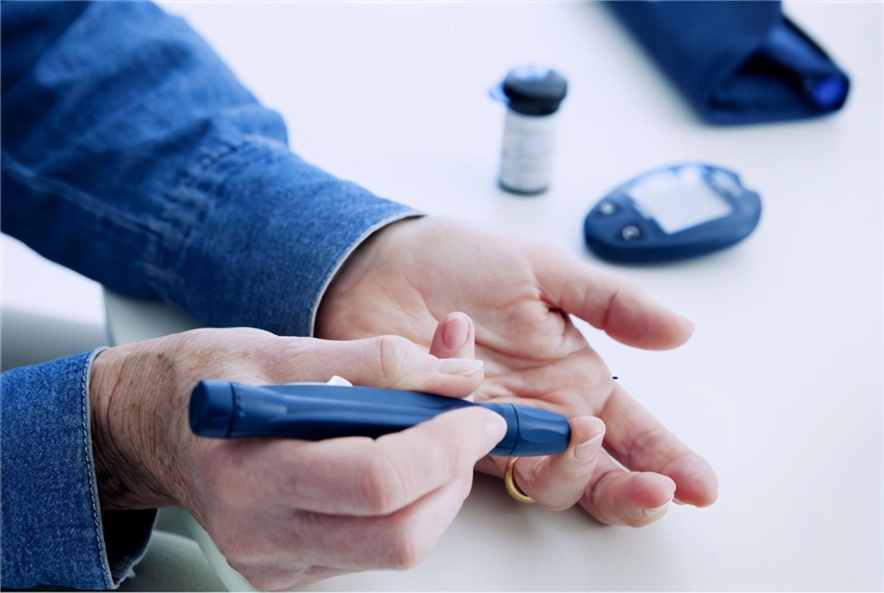 65岁糖尿病人血糖多少算正常,65岁血糖6.8空腹正常不