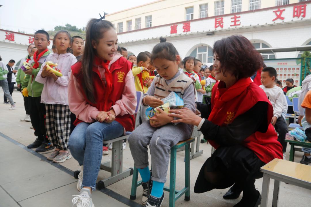 爱心团队助山区孩子圆梦,手拉手圆梦微心愿
