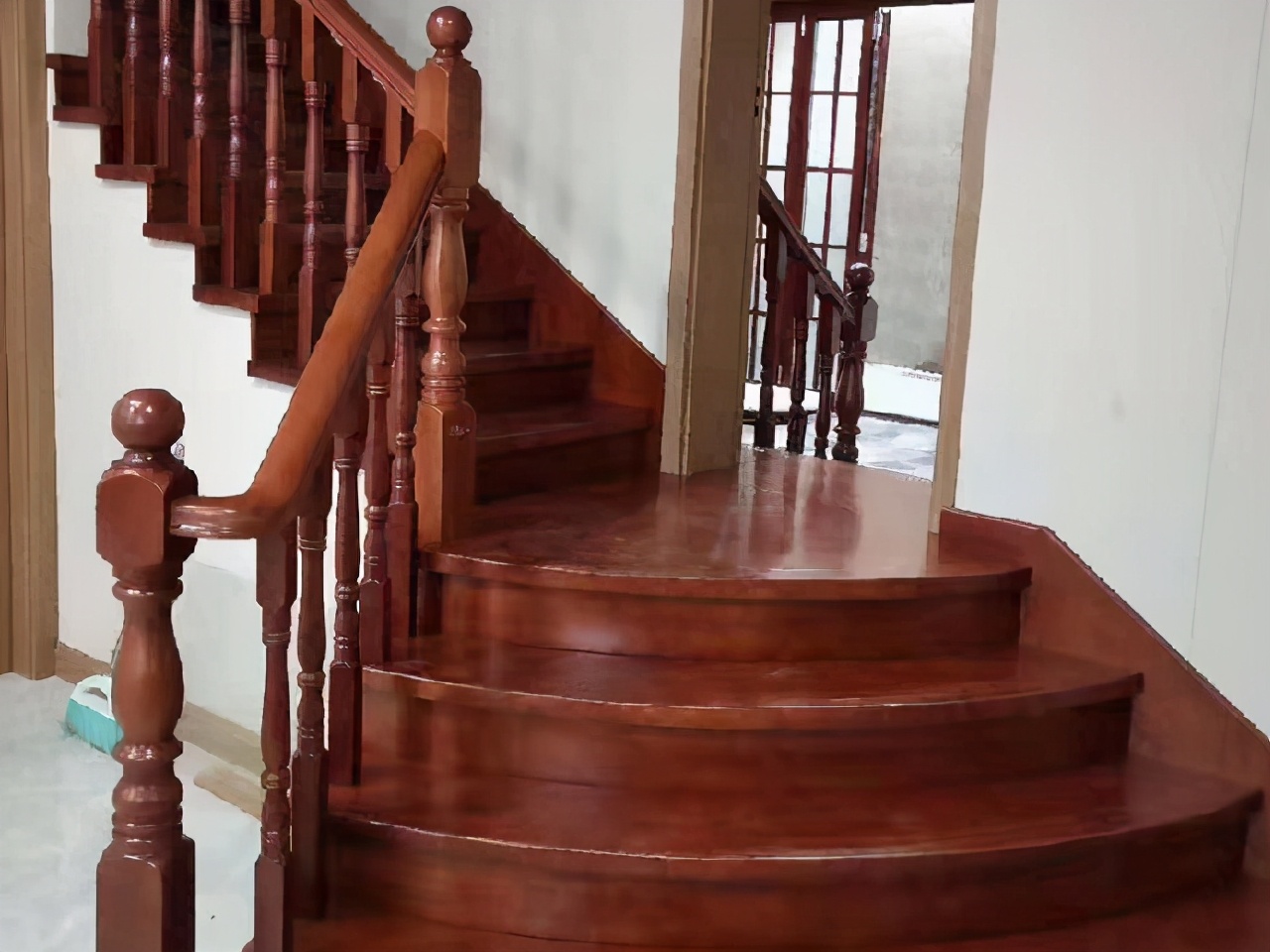 木质楼梯质量怎么样,实木楼梯便宜还是大理石楼梯便宜