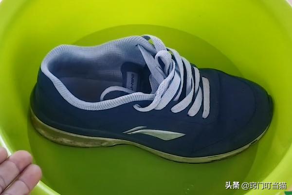 白鞋边上脏了小妙招,白鞋边脏了怎么能刷掉