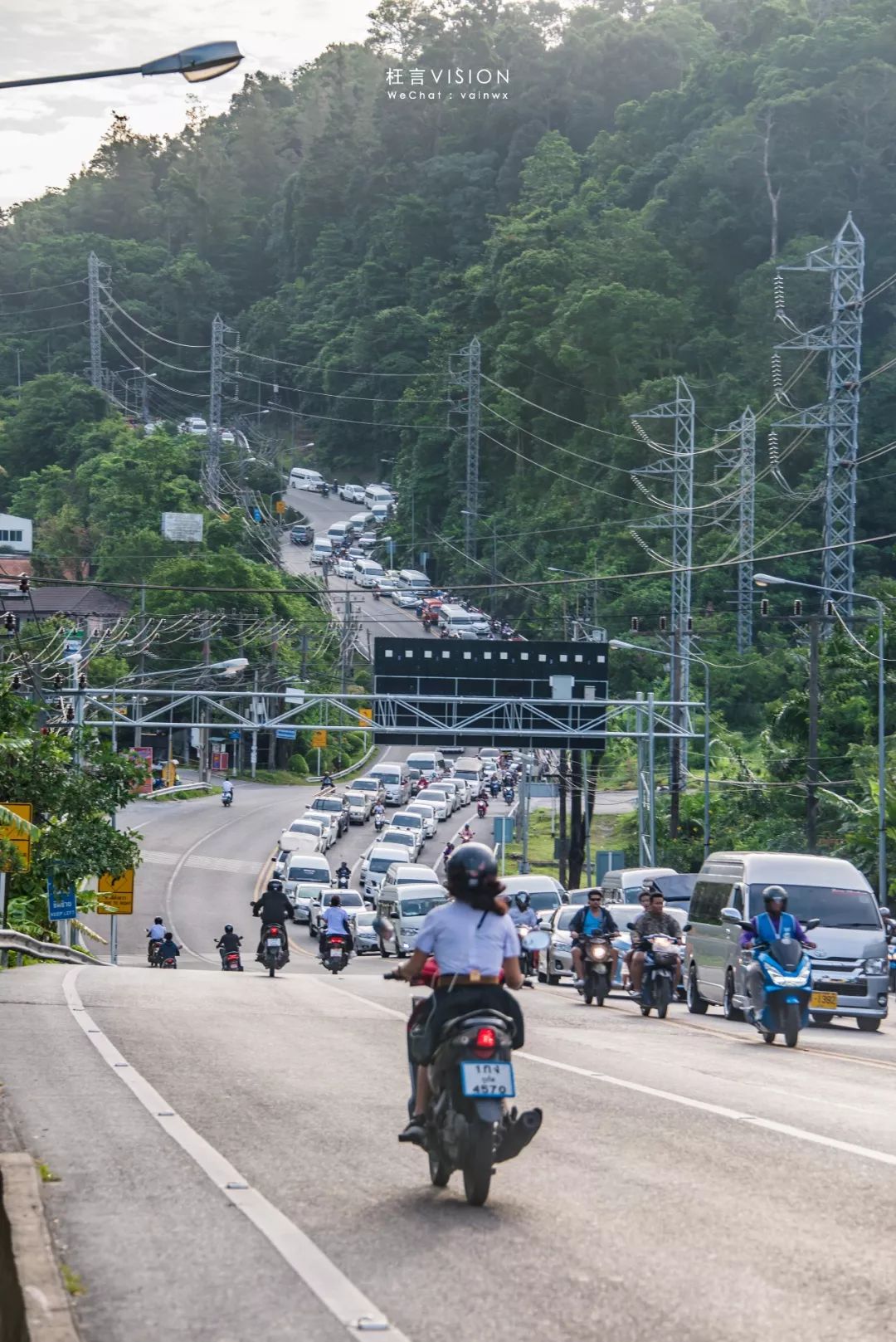 繁华熙攘，从海滩到山路的芭东（Patong）风情