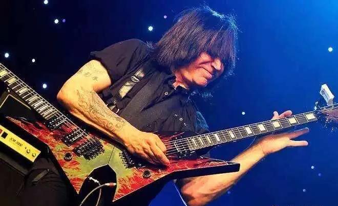 学吉他很容易的。老师：自欺欺人罢了，经历这些过程再说