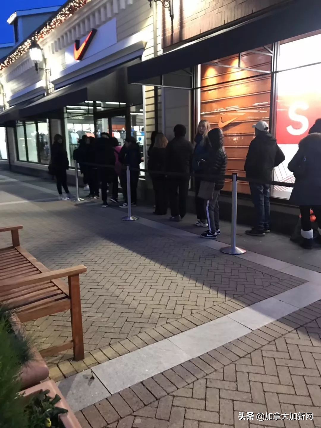 黑五狂抢开始!机场outlet堵爆温哥华华人凌晨排队全买疯了