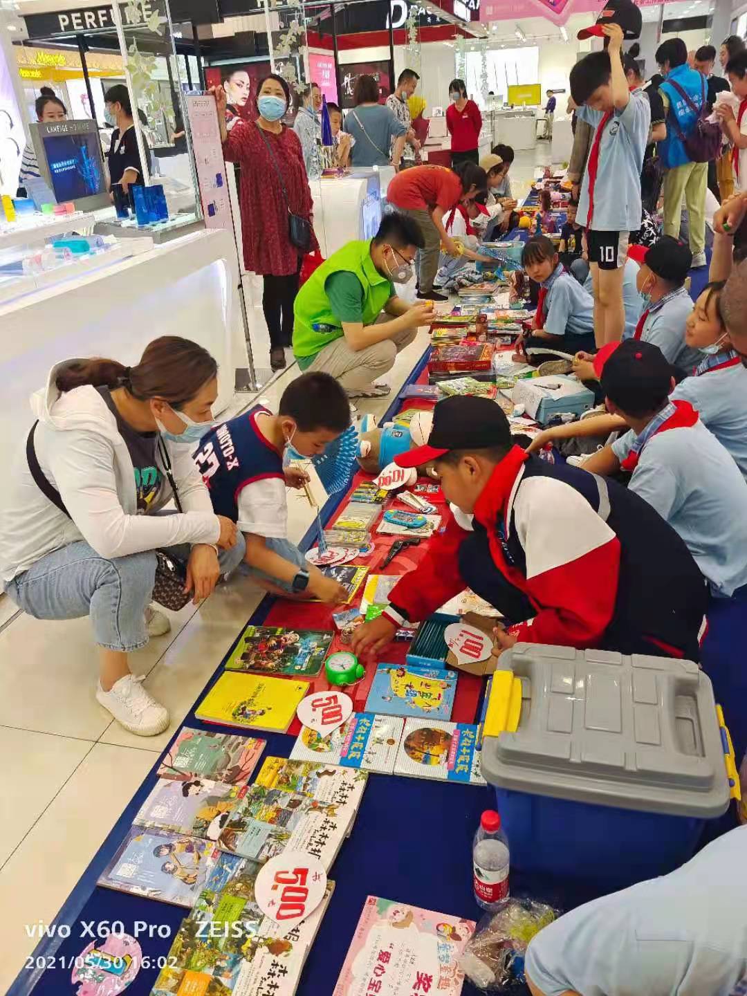 与爱同行的爱心义卖活动,践行雷锋精神爱心义卖