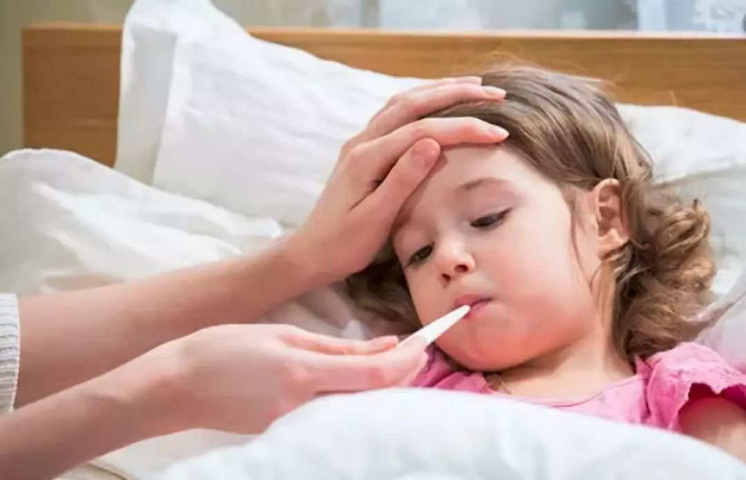 宝宝耳朵里面疼痛一招搞定,宝宝耳朵后面红肿是怎么回事