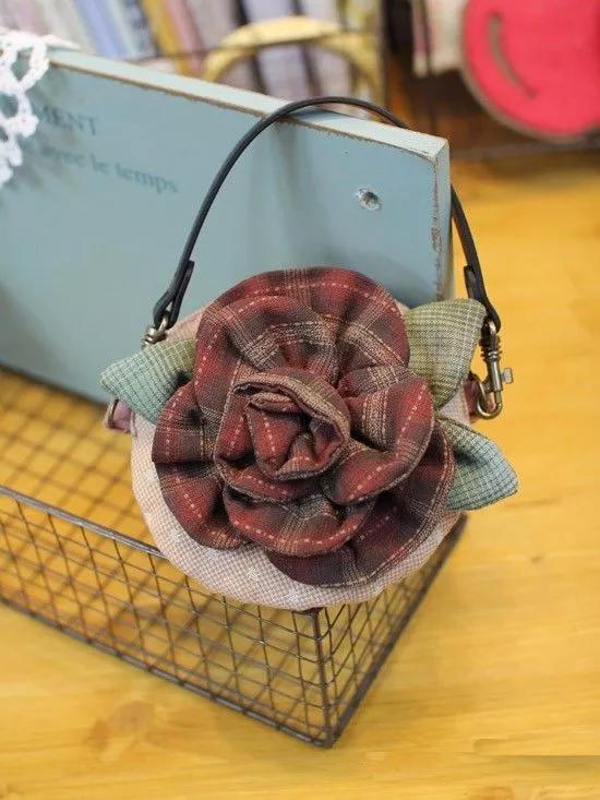 在家用几块小碎布，就能做个玫瑰零钱包，闺蜜看了都想要！附教程