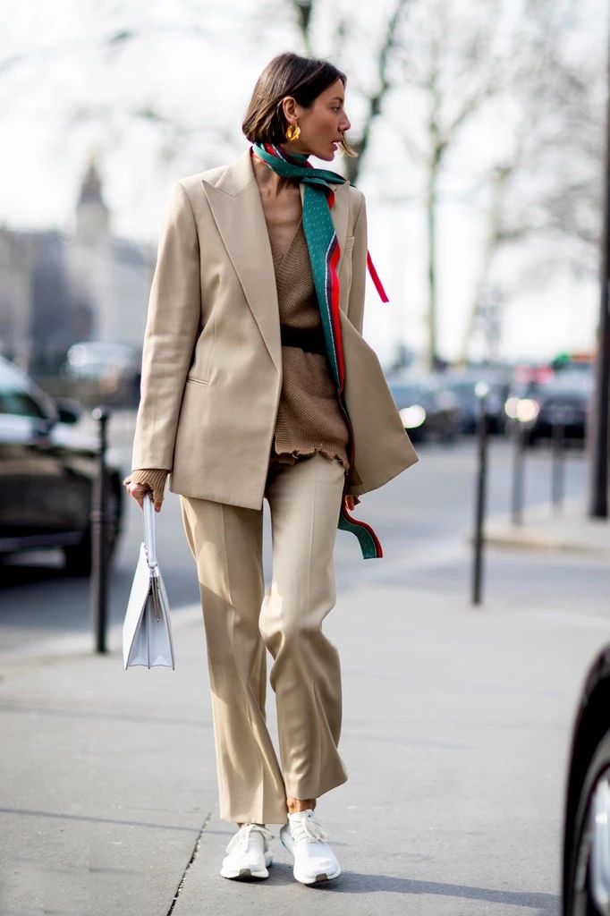 倪妮同款丝巾,赵薇钟爱精简风搭配