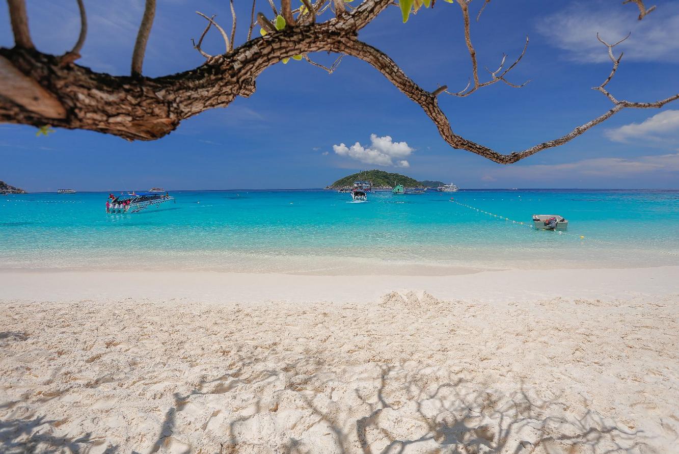 第一次出国去泰国还是印尼,第一次出国去泰国旅游怎么样