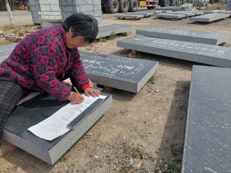 传承百年精湛手工雕刻,手工雕刻墓碑刻字