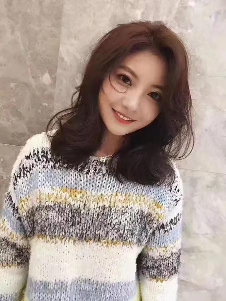 适合发际线低圆脸宽脸女生的发型,适合脸小额头窄长脸型的发型