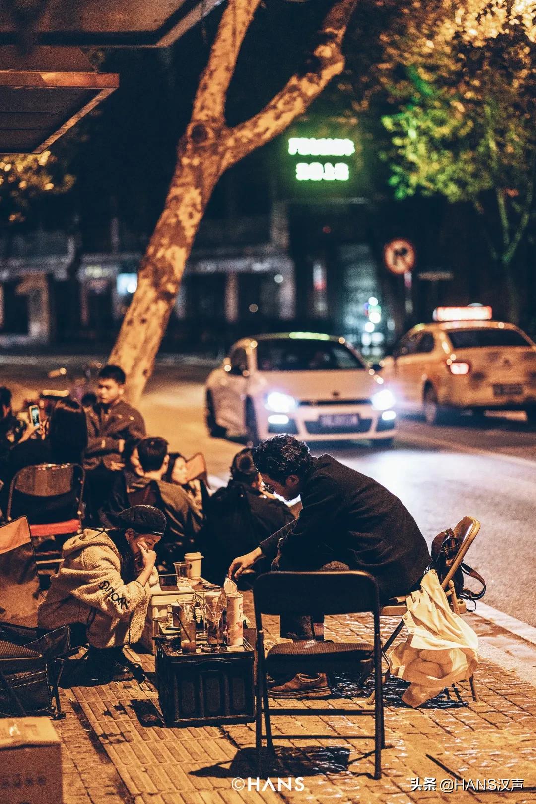 武汉神秘三角地，马路牙子上的通宵派对