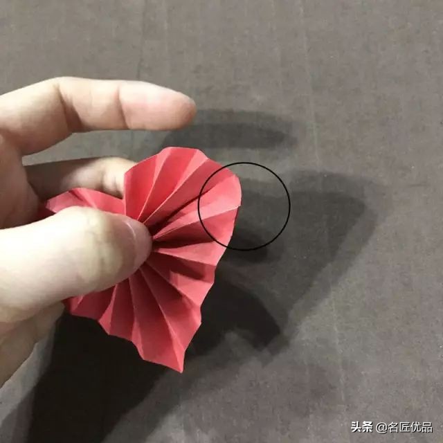 看别人剪新年剪纸很好看,怎么用剪刀来剪新年剪纸